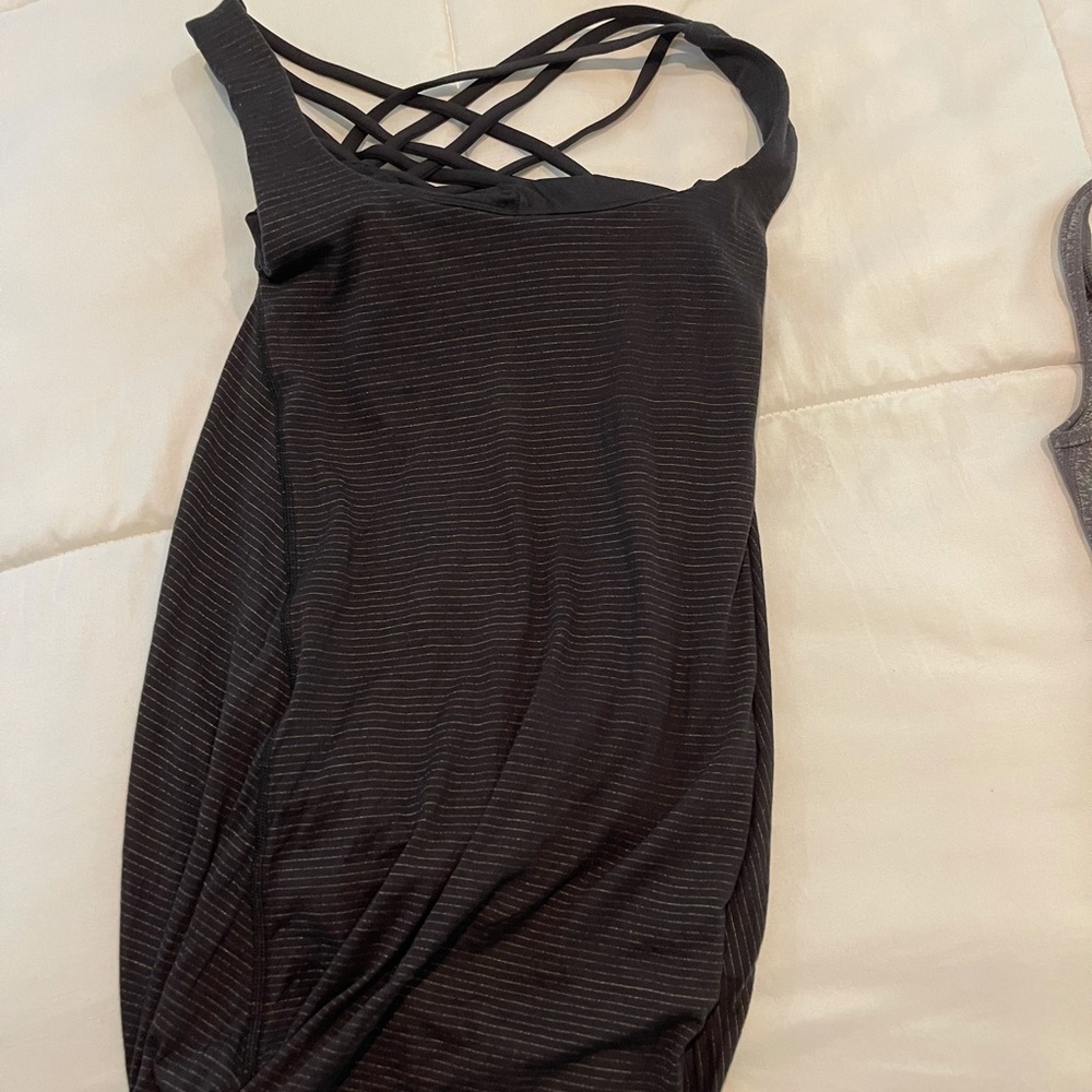 Workout too with cross back sports bra built in